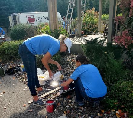 2 volunteers doing outdoor cleanup